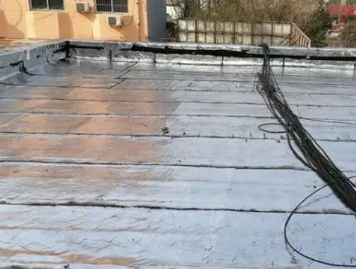 东洲卫生间漏水维修公司分享下东洲屋面楼顶防水刚性防水层施工要点。